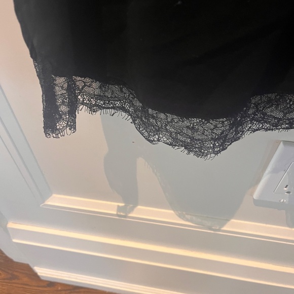 Black mini-dress with lace trim - Picture 3 of 9